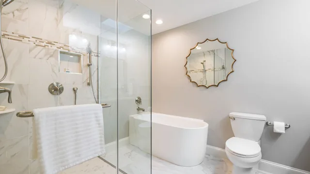 Low-threshold walk-in shower in Des Moines, IA